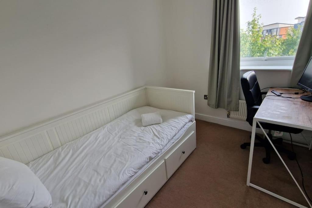 Modern Home Near Etihad, Coop Live Manchester Bagian luar foto